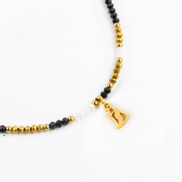Virgen de la Piedad. Gargantilla Colorines Dorada.